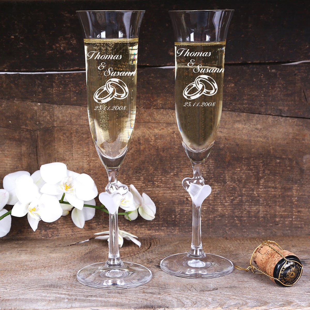 Personalisierte Sektgläser zur Hochzeit mit Ring-Motiv – 2er Set Kristallgläser mit Herz-Stiel & Gravur