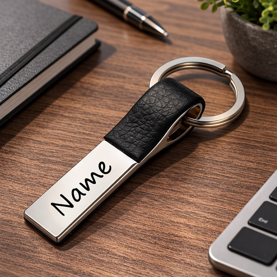 Personalisierter Schlüsselanhänger aus Leder & Metall mit Gravur