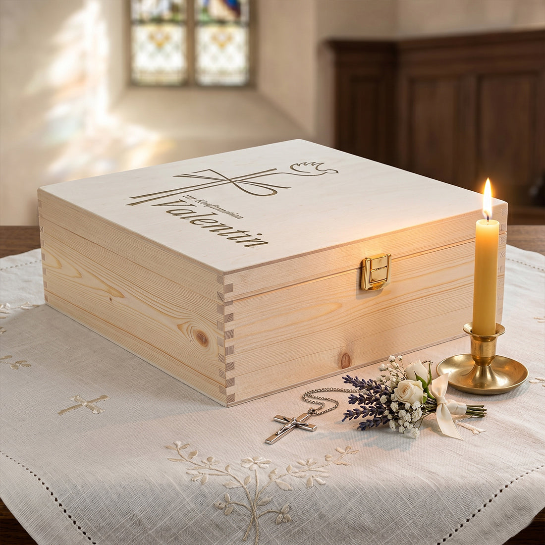 Erinnerungskisten aus Holz mit christlicher Deko