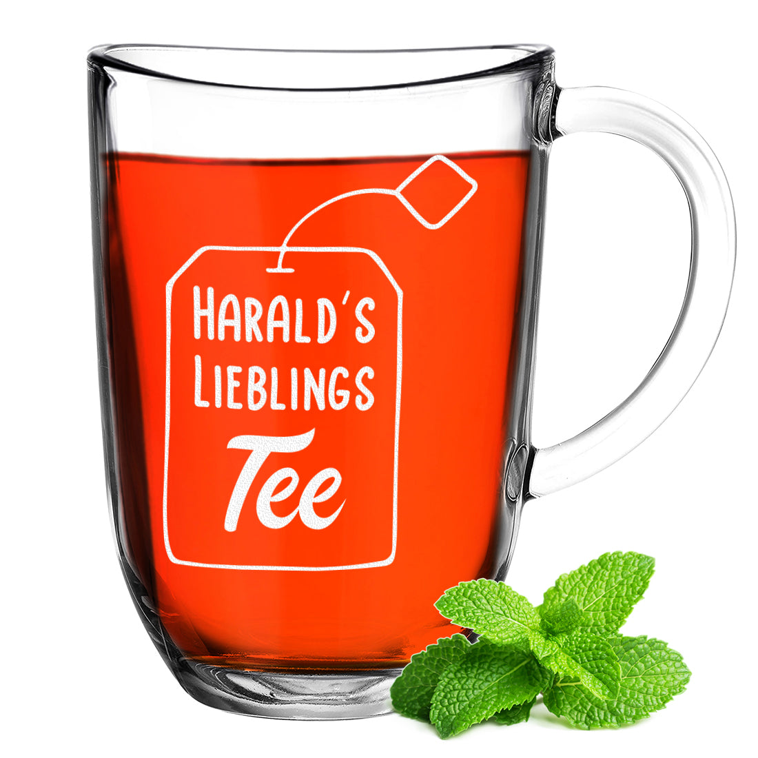 Mit Tee gefüllter Glasbecher mit Teebeutel-Motiv und Namensgravur Harald neben Minze