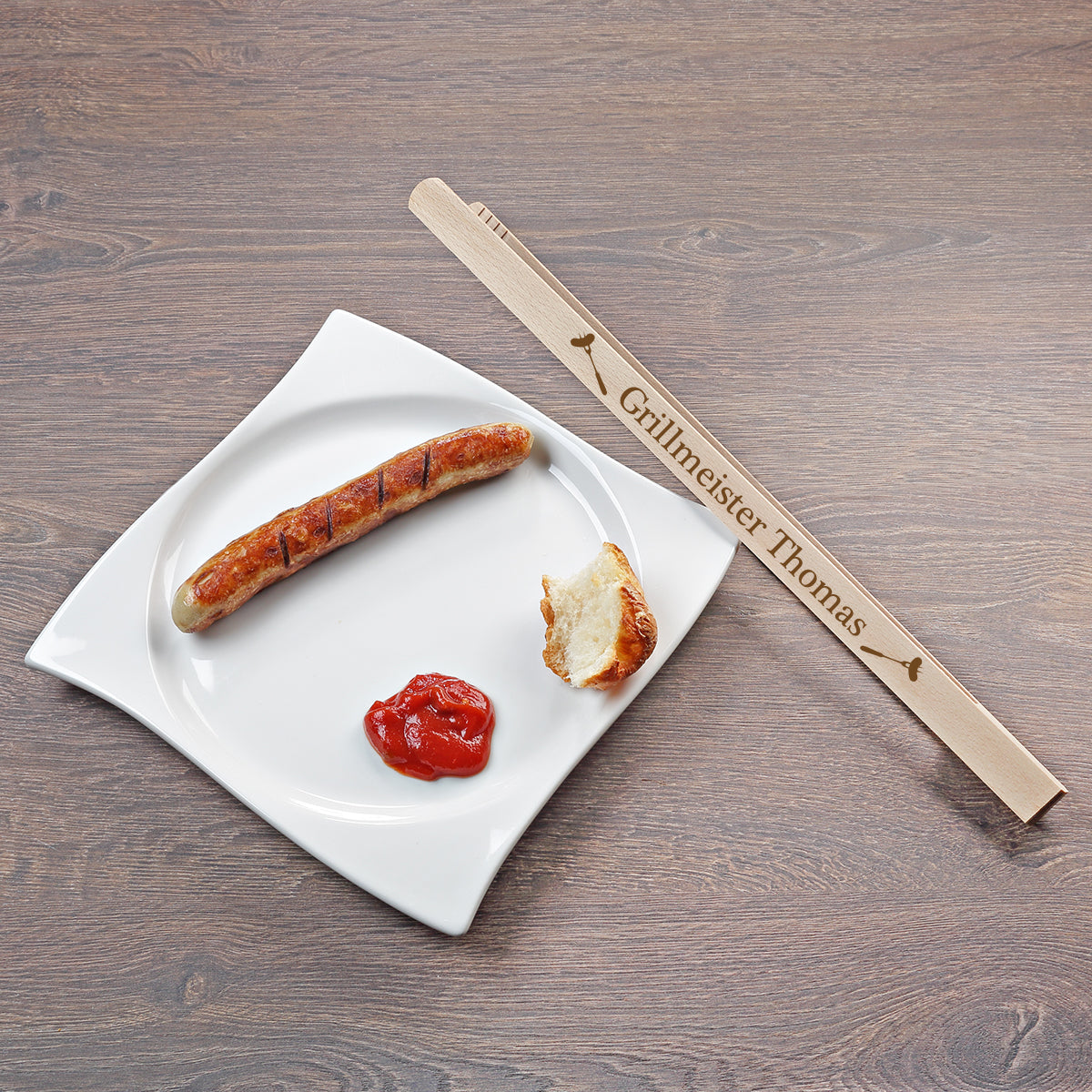 Grillzange Buchenholz mit Grillmeister-Gravur und Würstchen-Symbol – Geschenkidee