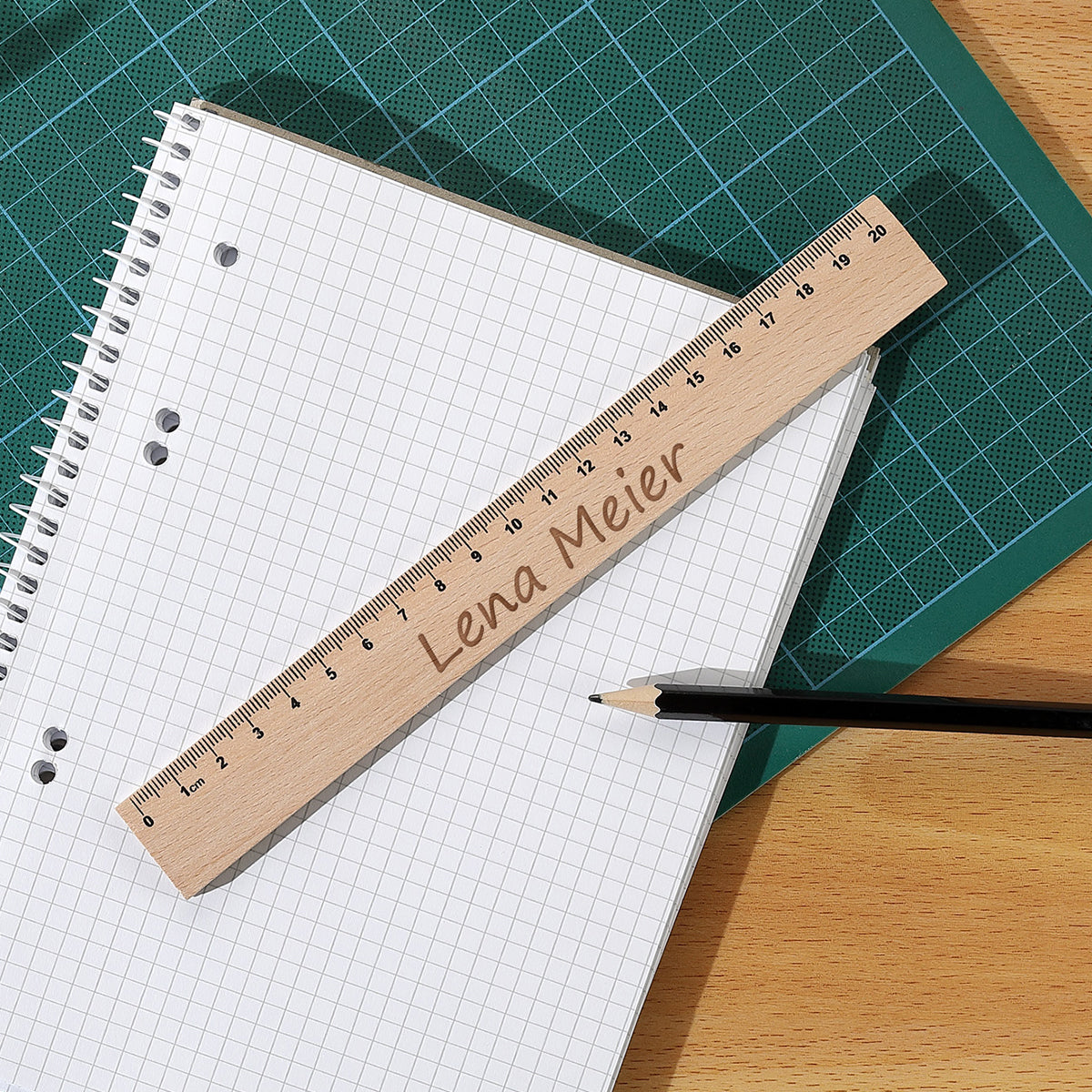 Holzlineal mit Bleistift Schule