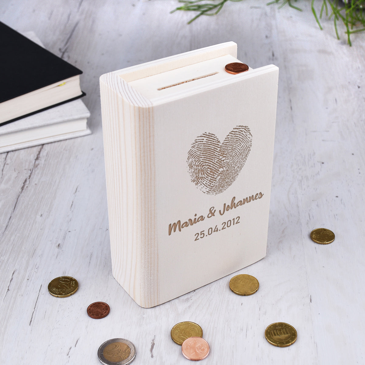 Personalisierte Holz-Spardose mit Herz-Motiv und Wunschnamen – Nahaufnahme Gravur