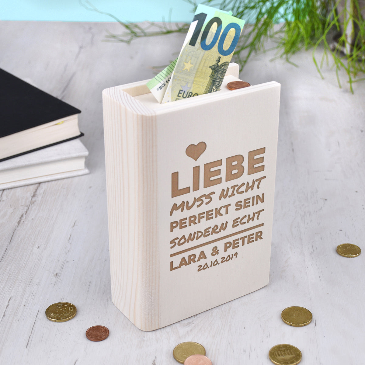 Personalisierte Holz-Spardose mit Geldscheinen und Münzen – Hochzeitsgeschenk für Paare