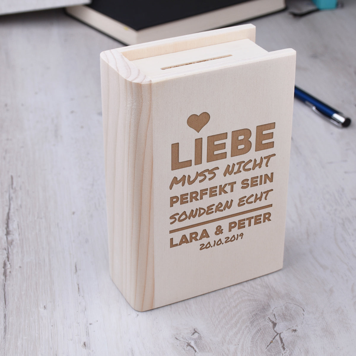 Personalisierte Spardose Buchform "Liebe muss nicht perfekt sein" mit Gravur