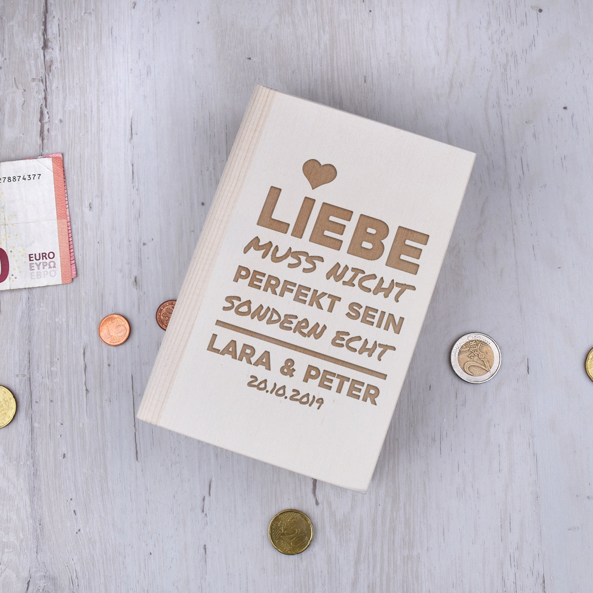 Spardose Buchform aus Kiefernholz mit Liebes-Gravur und Wunschnamen – Nahaufnahme