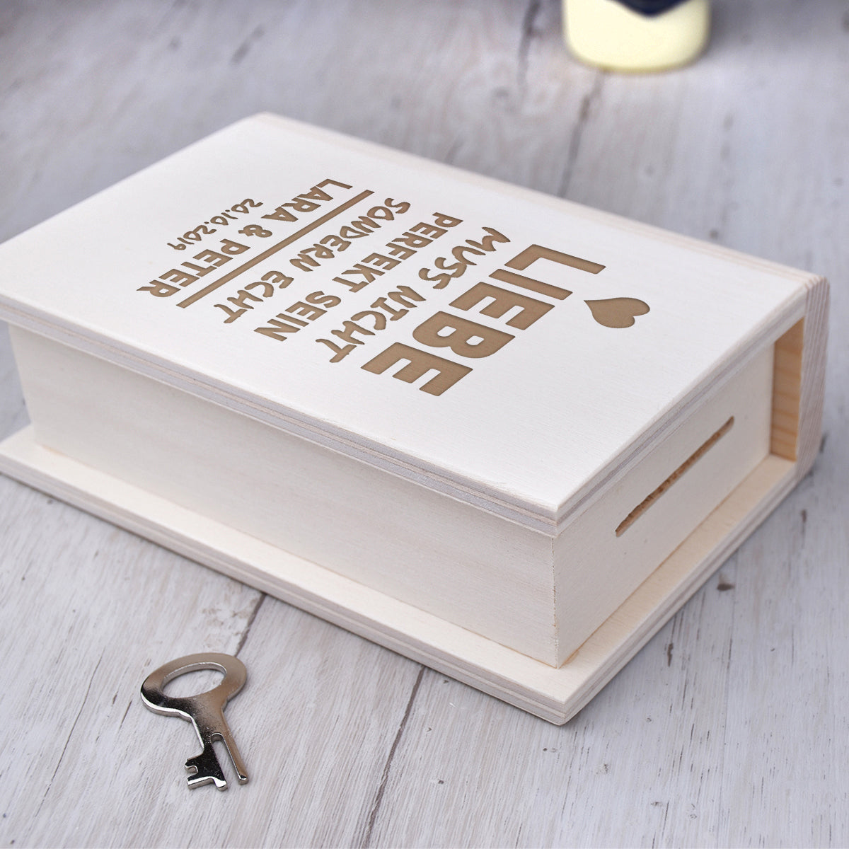 Personalisierte Spardose Buchform "Liebe muss nicht perfekt sein" mit Gravur