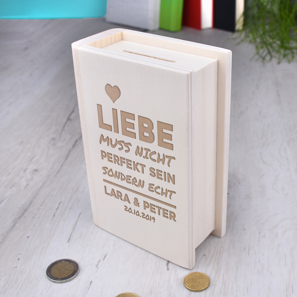 Personalisierte Spardose Buchform "Liebe muss nicht perfekt sein" mit Gravur