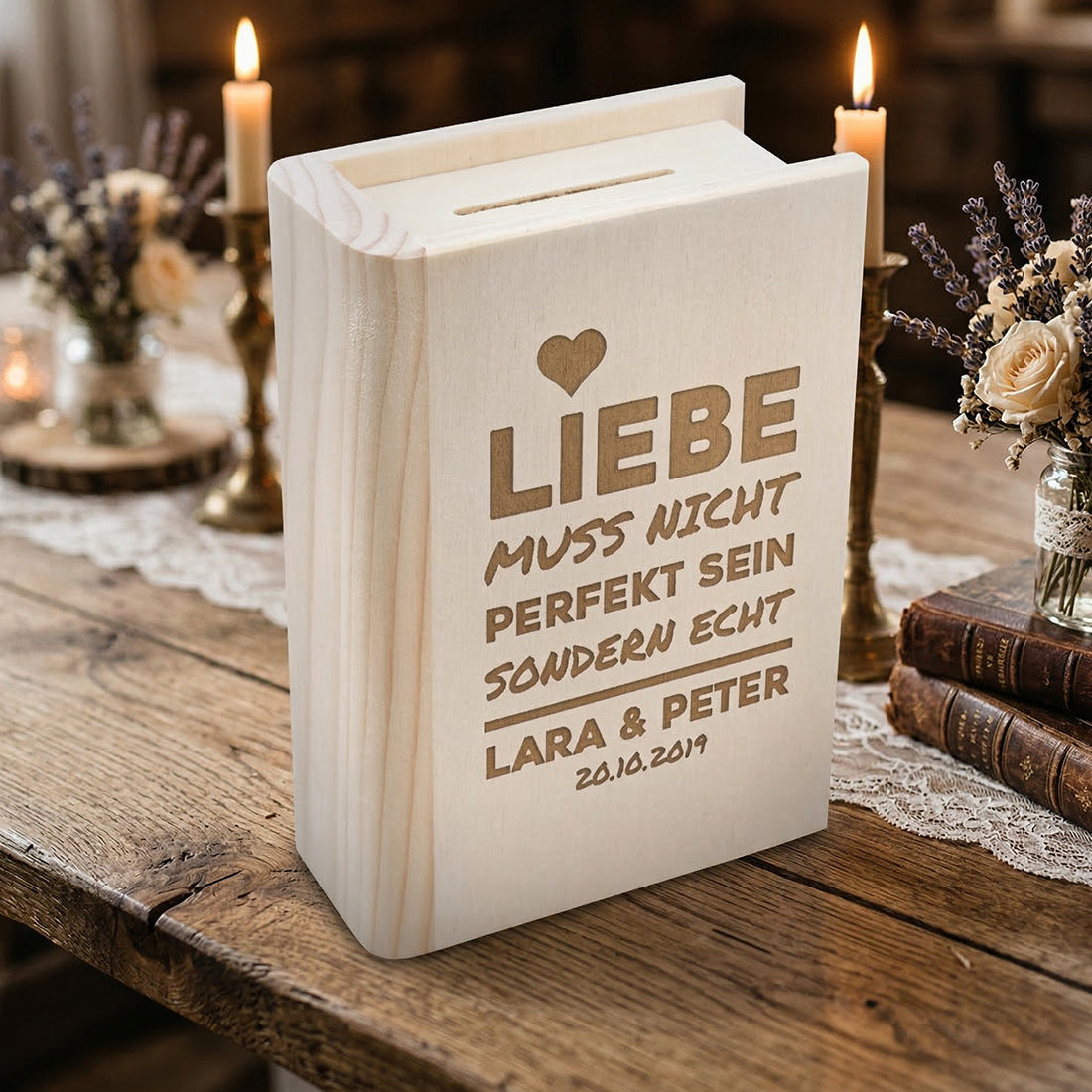 Personalisierte Holz-Spardose Buchform mit Gravur Liebe muss nicht perfekt sein und Namen auf Holztisch mit Kerzen