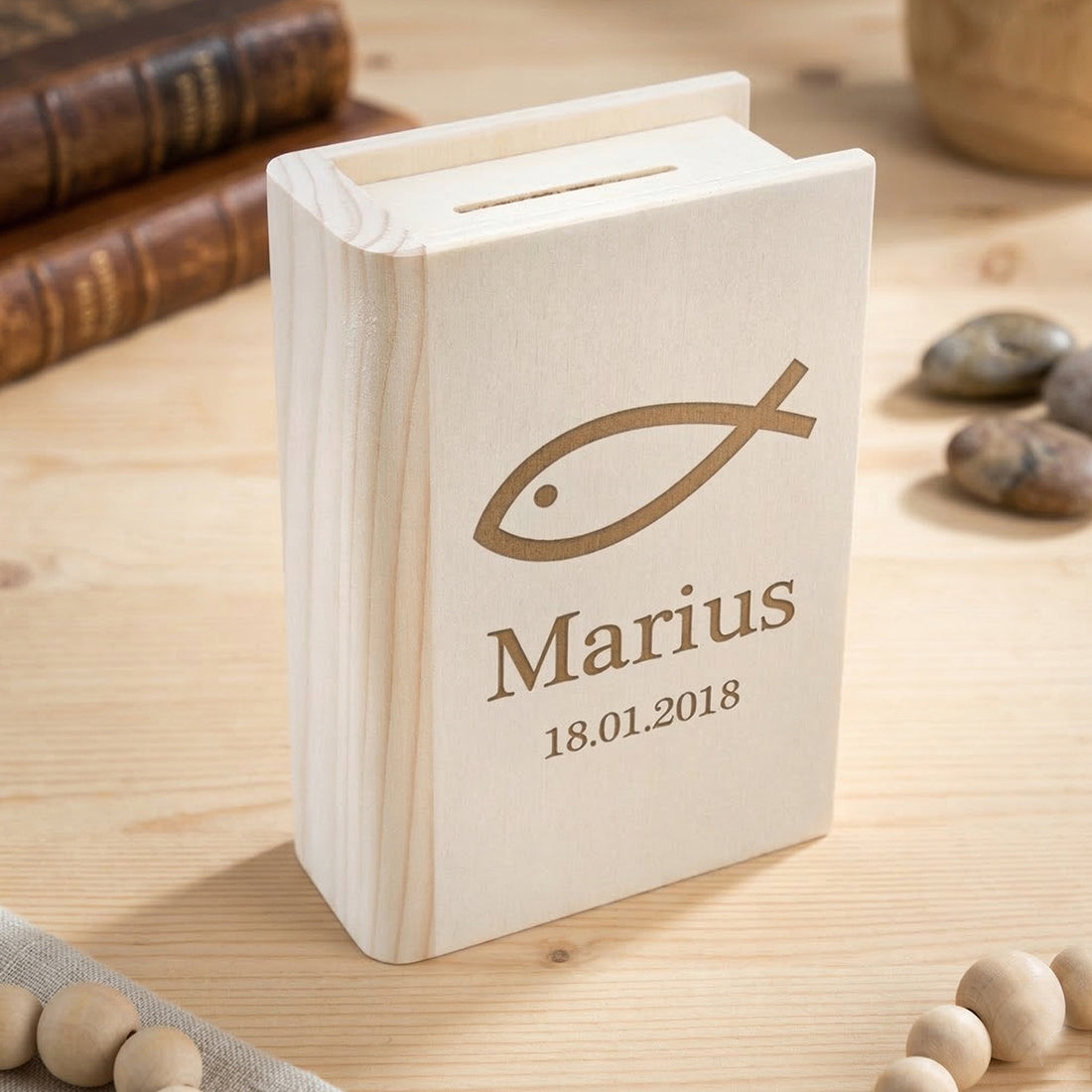 Personalisierte Buch-Spardose aus Holz - Fisch-Motiv & Gravur zur Taufe & Konfirmation