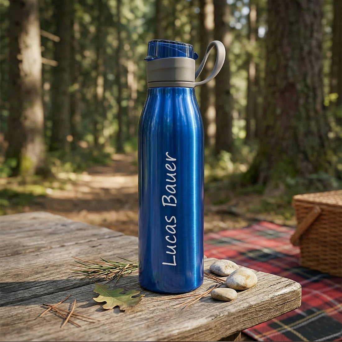 Personalisierte Alu-Trinkflasche blau 650ml - Seitenansicht mit Gravur