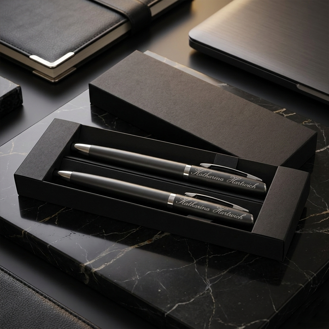 Edles Schreibset in Schwarz - Personalisiert mit Gravur