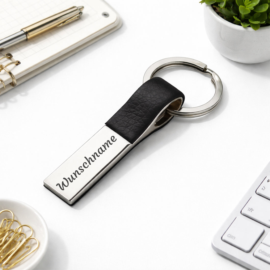 Personalisierter Schlüsselanhänger aus Leder & Metall mit Gravur