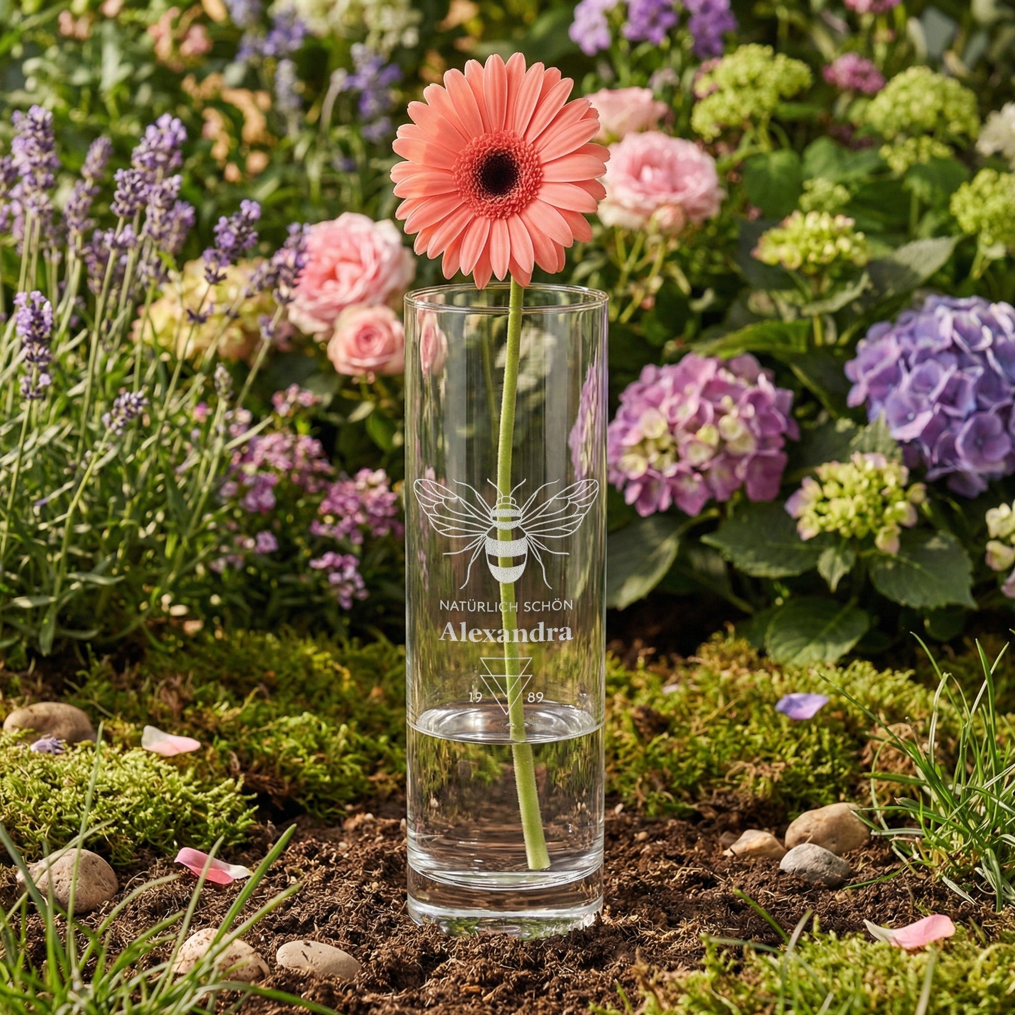 Blumenvase aus Glas mit personalisierter Gravur "Natürlich schön"