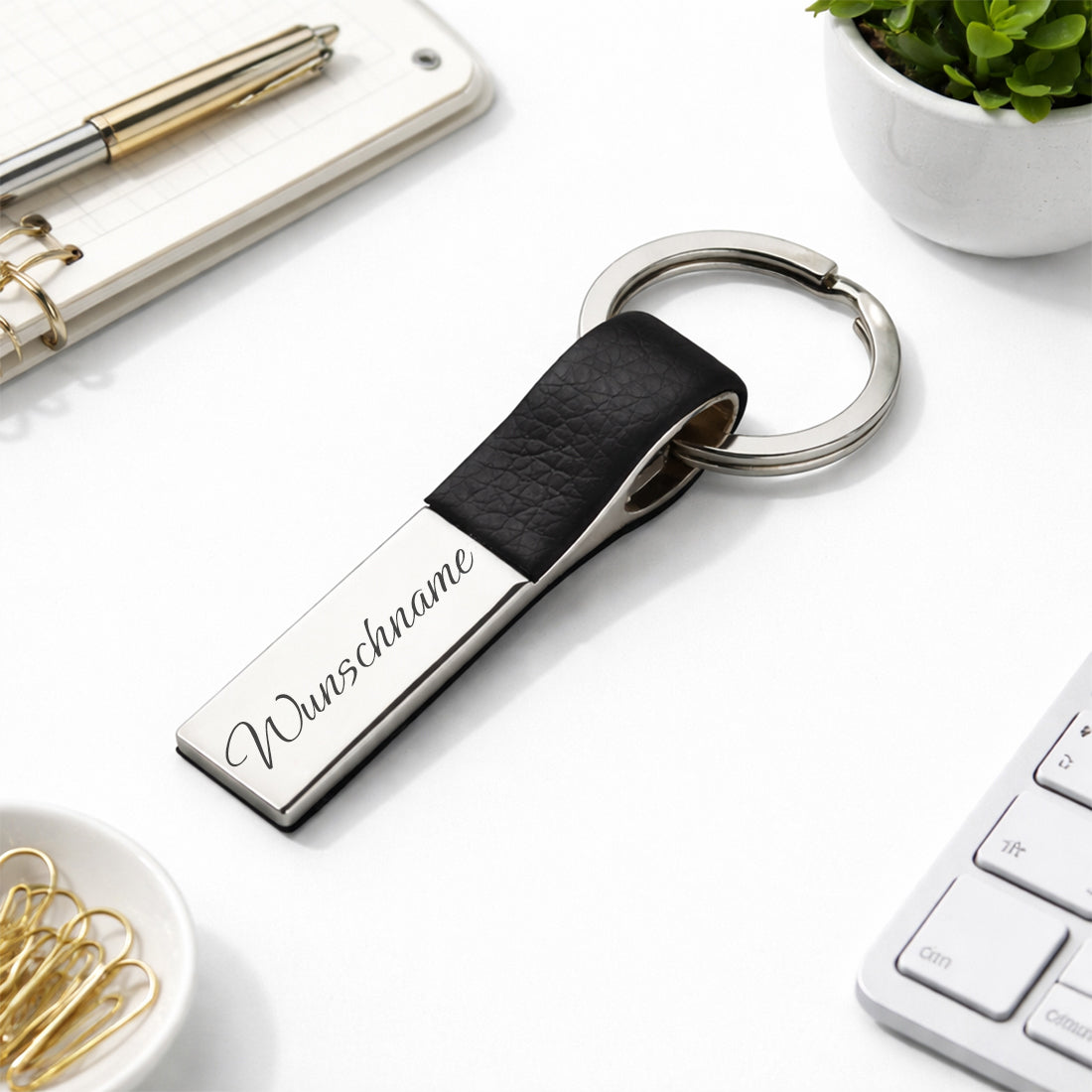 Personalisierter Schlüsselanhänger aus Leder & Metall mit Gravur