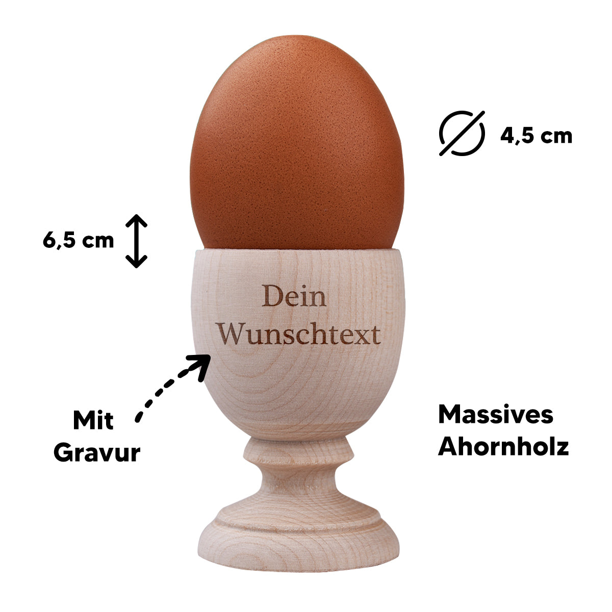 Personalisierter Eierbecher aus Holz als nachhaltiges Ostergeschenk mit buntem Ei im Osternest.