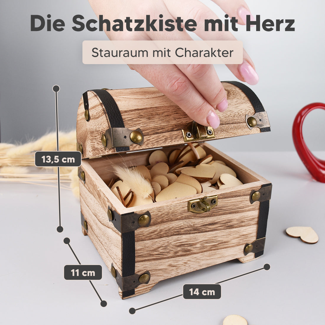 Geöffnete Schatztruhe zur Aufbewahrung von Hochzeitserinnerungen und Fotos