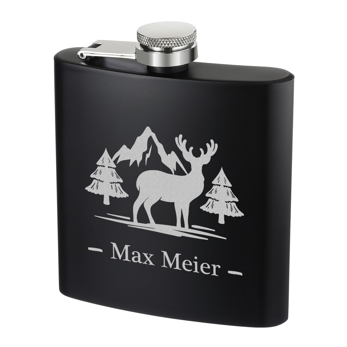 Mattschwarzer Flachmann mit Hirsch, Tannen und der Beispielgravur Max Meier vor weißem Hintergrund.