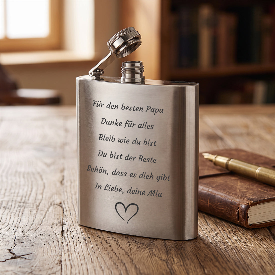 Gravierter Edelstahl-Flachmann mit Wunschtext auf einem Holztisch