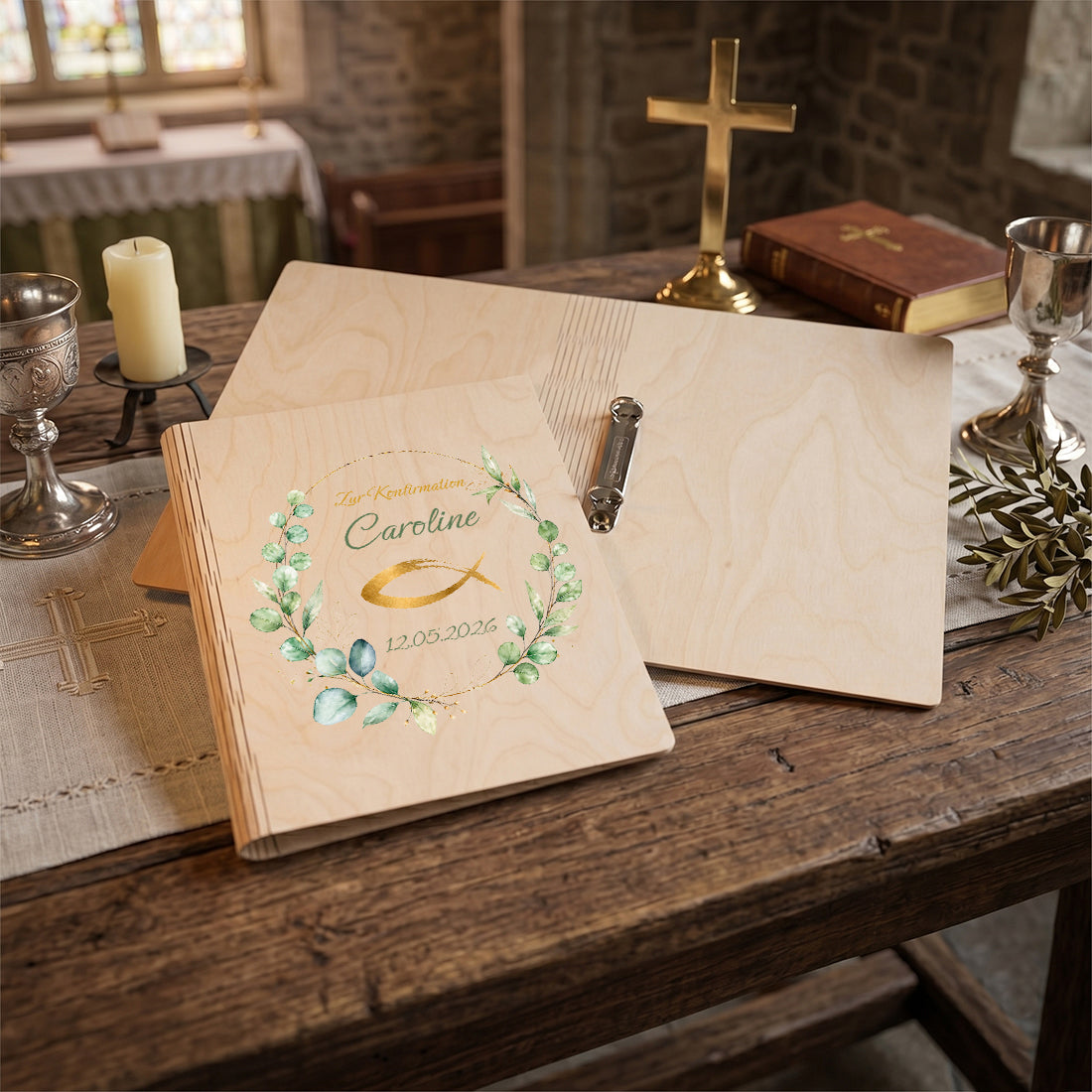 Aufgeschlagenes Holz-Gästebuch mit Ringmechanik auf einem dekorierten Holztisch zur Konfirmation