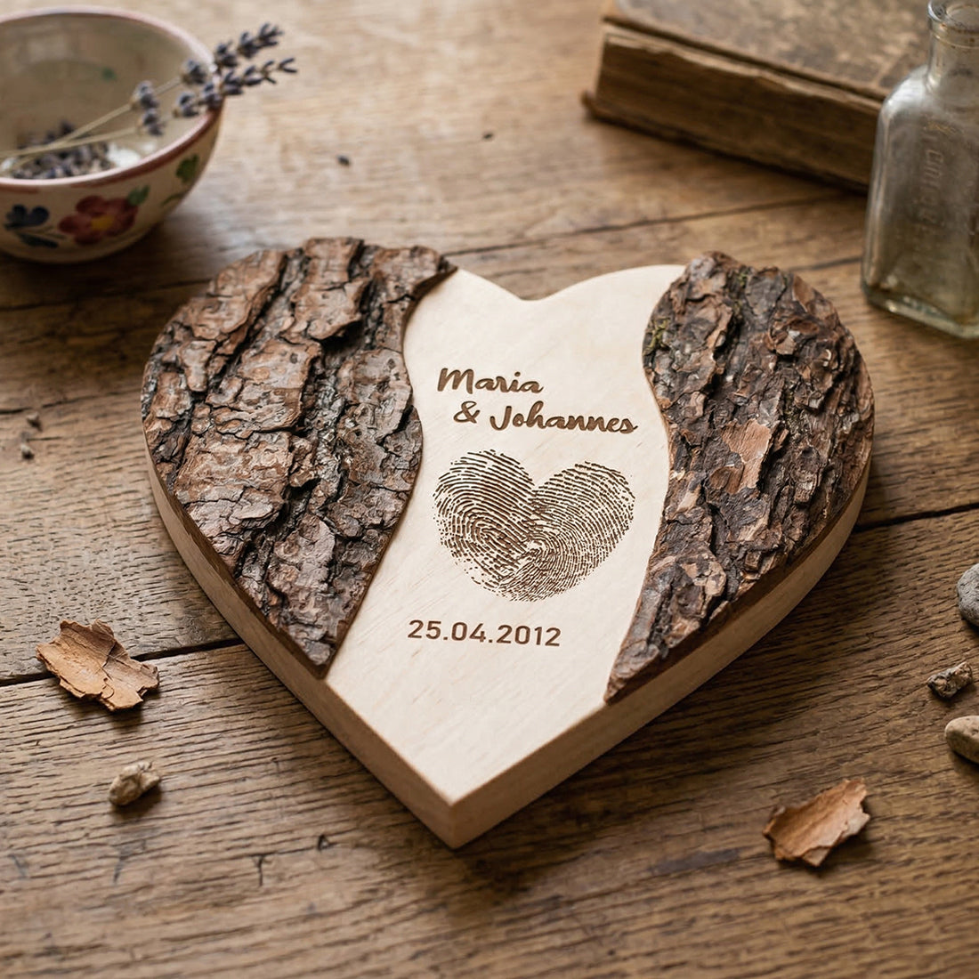 Einzigartiges Jahrestagsgeschenk: Handgefertigtes Herz aus Holz mit Rinde und individueller Namensgravur als Symbol der Liebe.