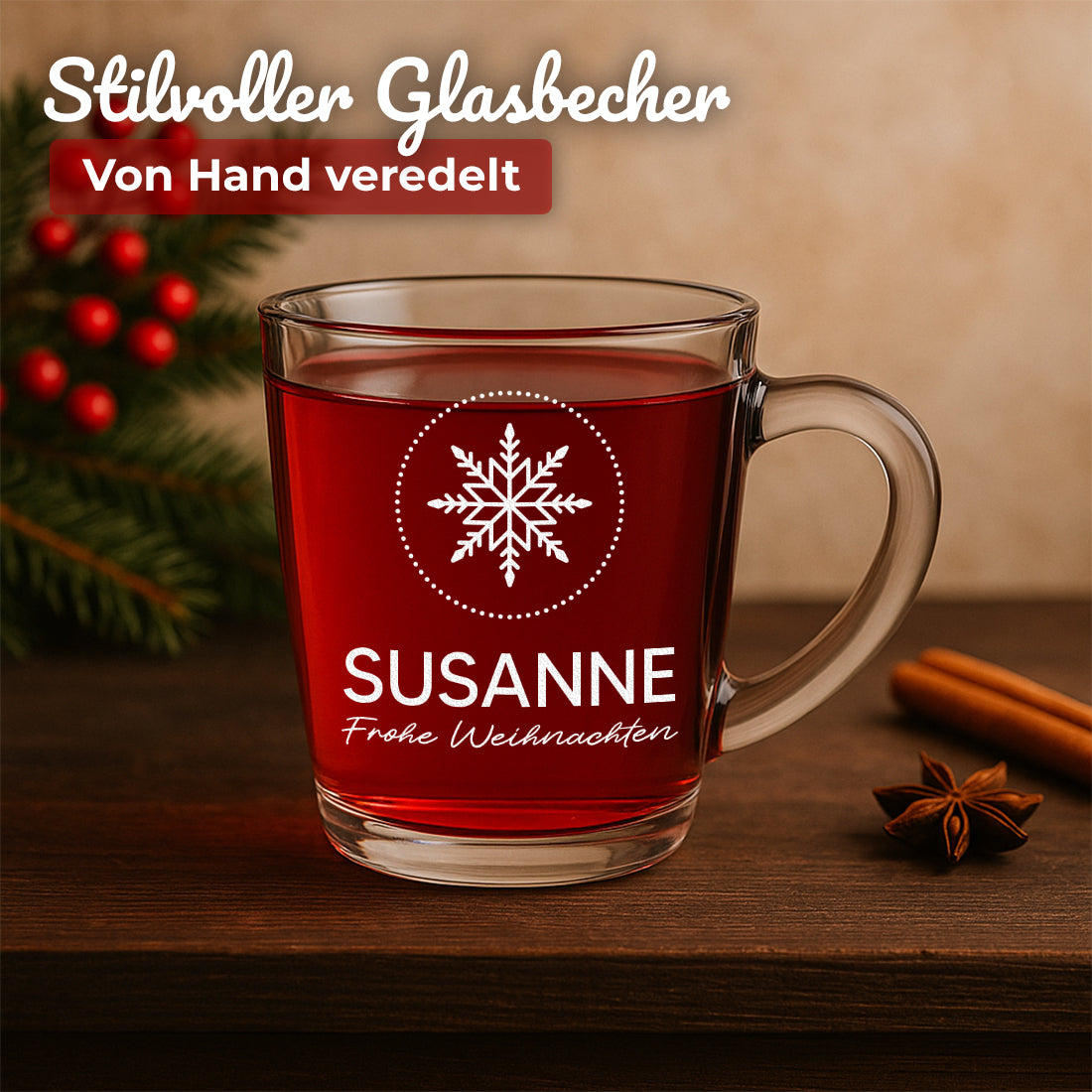 Glühweinglas mit Motiv Frohe Weihnachten und Beispielgravur Susanne auf einem weihnachtlichen Tisch