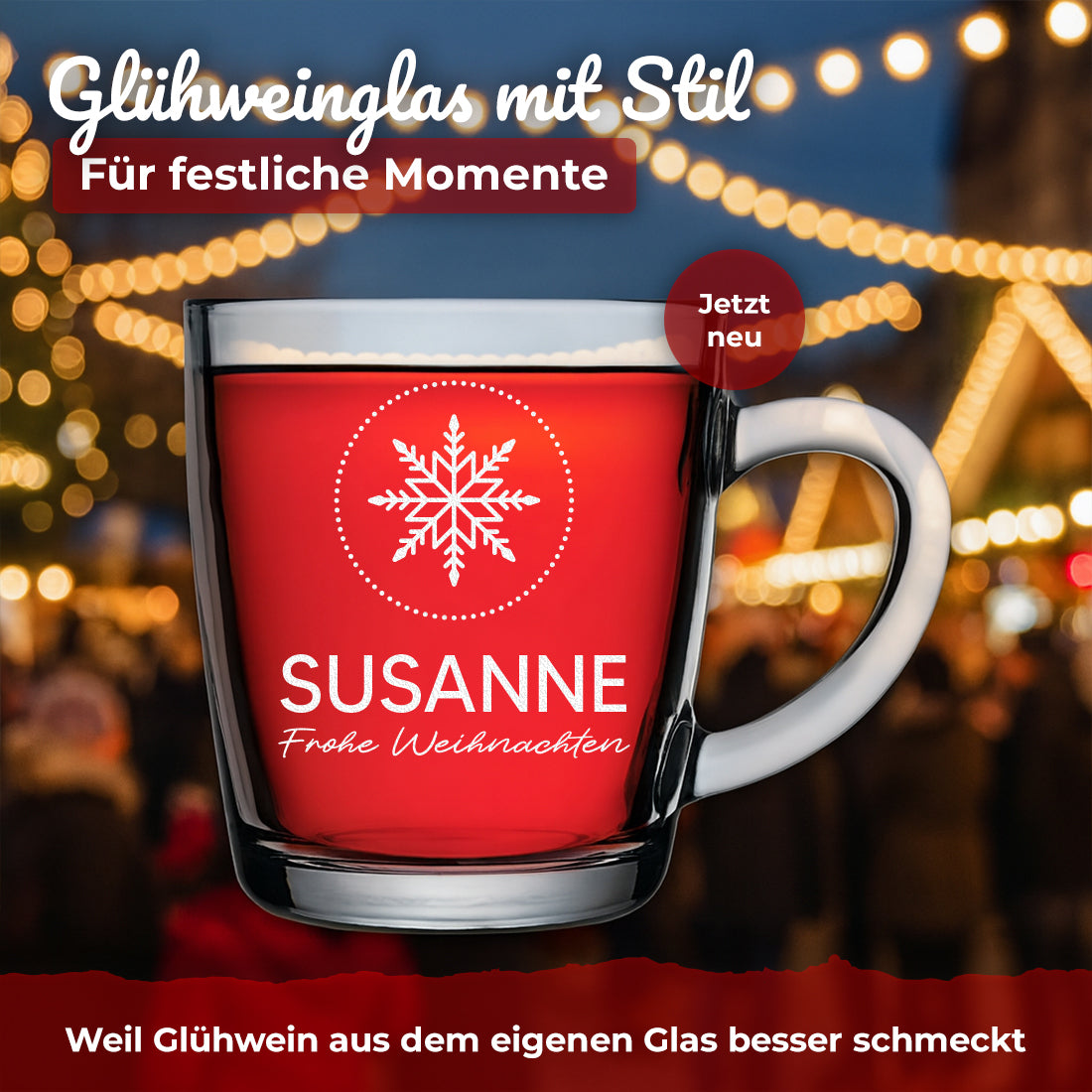 Glühweinglas mit Motiv Frohe Weihnachten und Beispielgravur Susanne vor winterlichen Lichtern