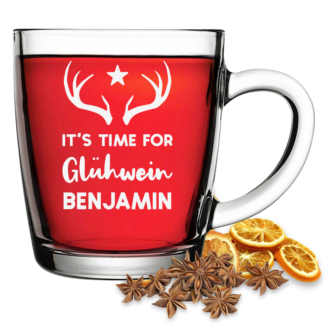 Glühweinglas mit Motiv It’s time for Glühwein und Beispielgravur Benjamin vor weißem Hintergrund