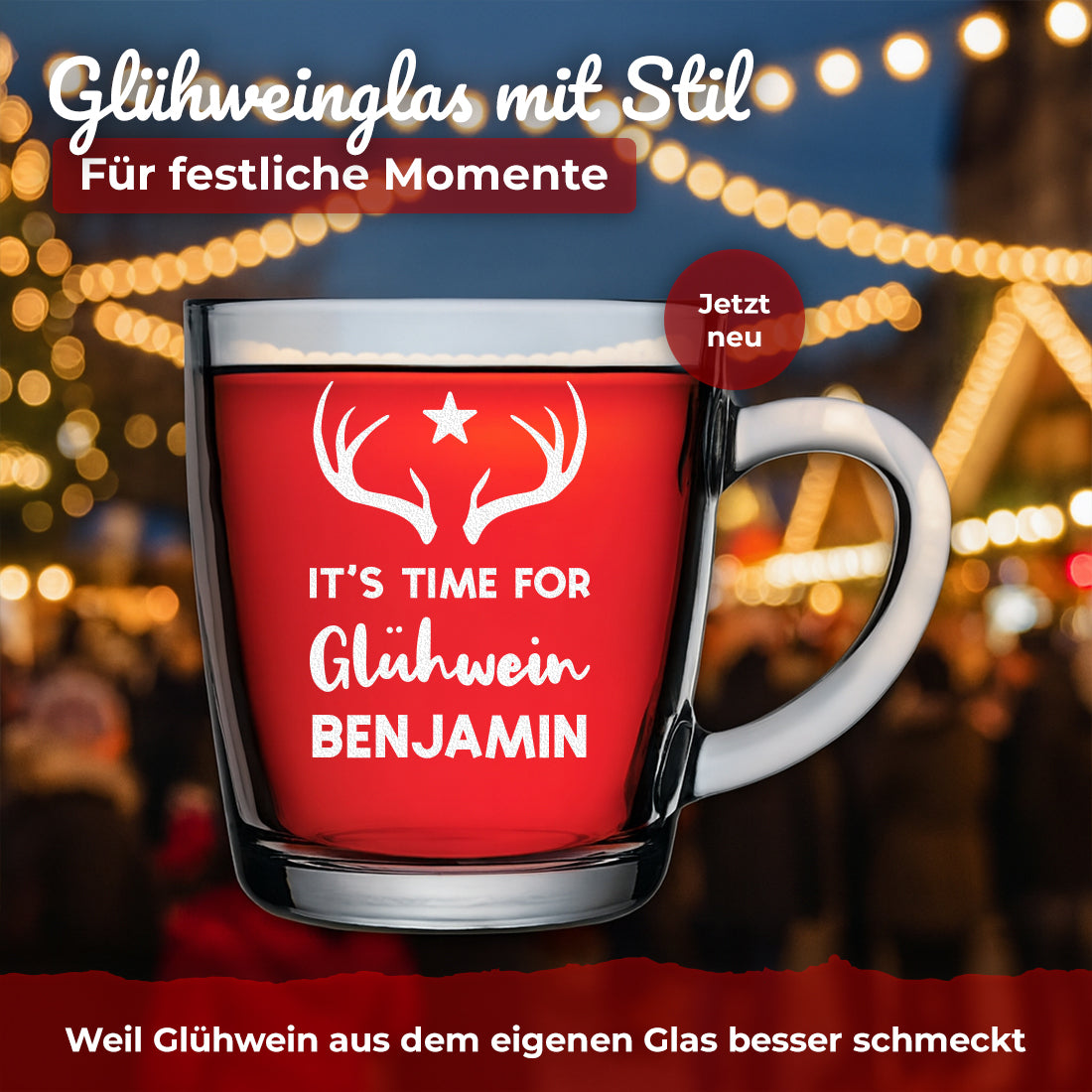 Glühweinglas mit Motiv It’s time for Glühwein und Beispielgravur Benjamin vor winterlichen Lichtern