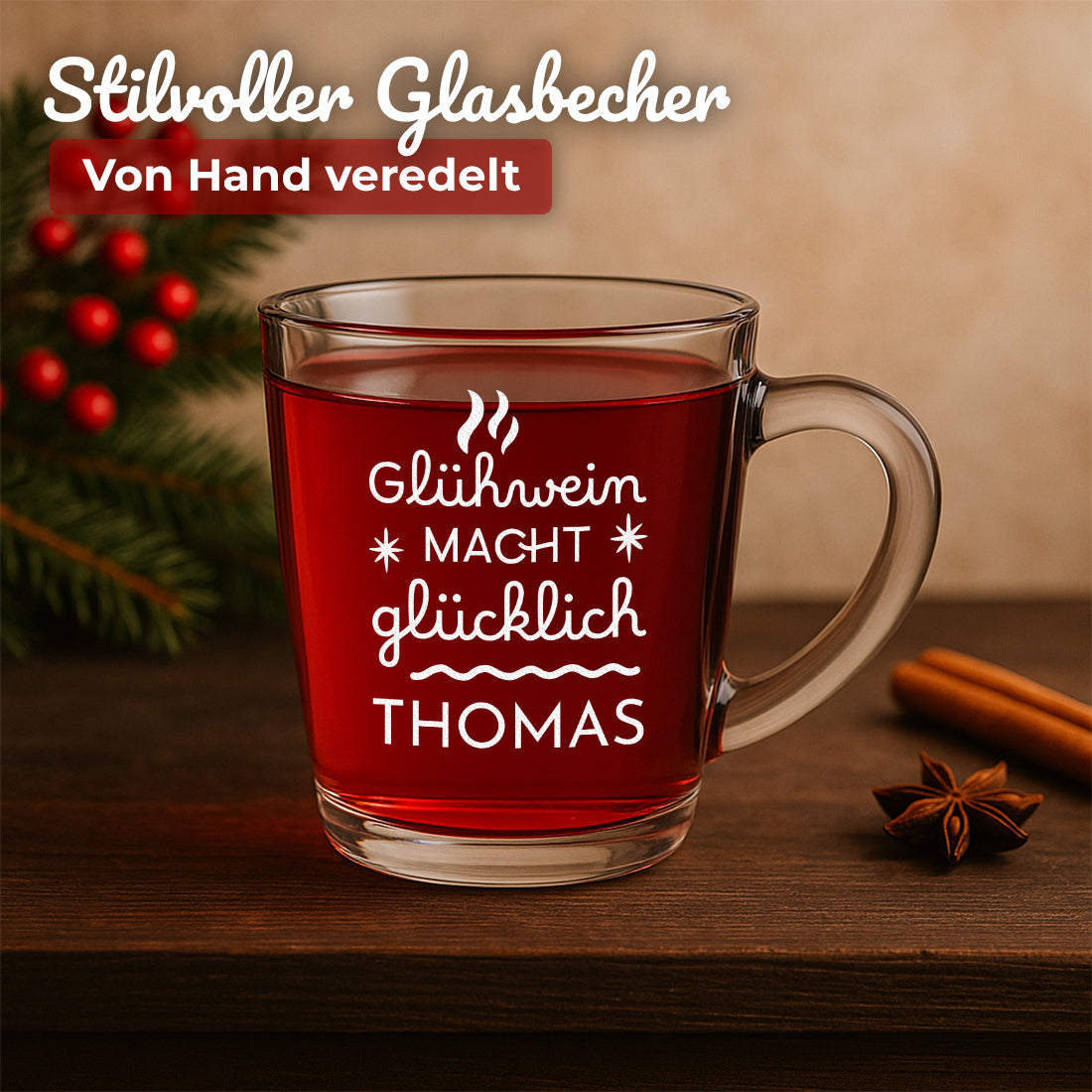 Glühweinglas mit Motiv Glühwein macht glücklich und Beispielgravur Thomas auf einem weihnachtlichen Tisch