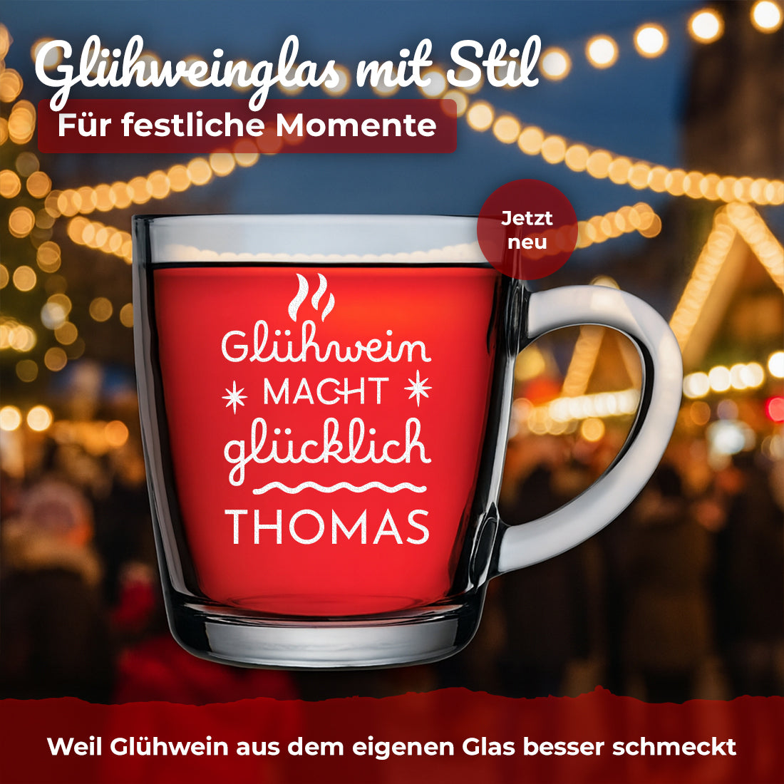 Glühweinglas mit Motiv Glühwein macht glücklich und Beispielgravur Thomas vor winterlichen Lichtern