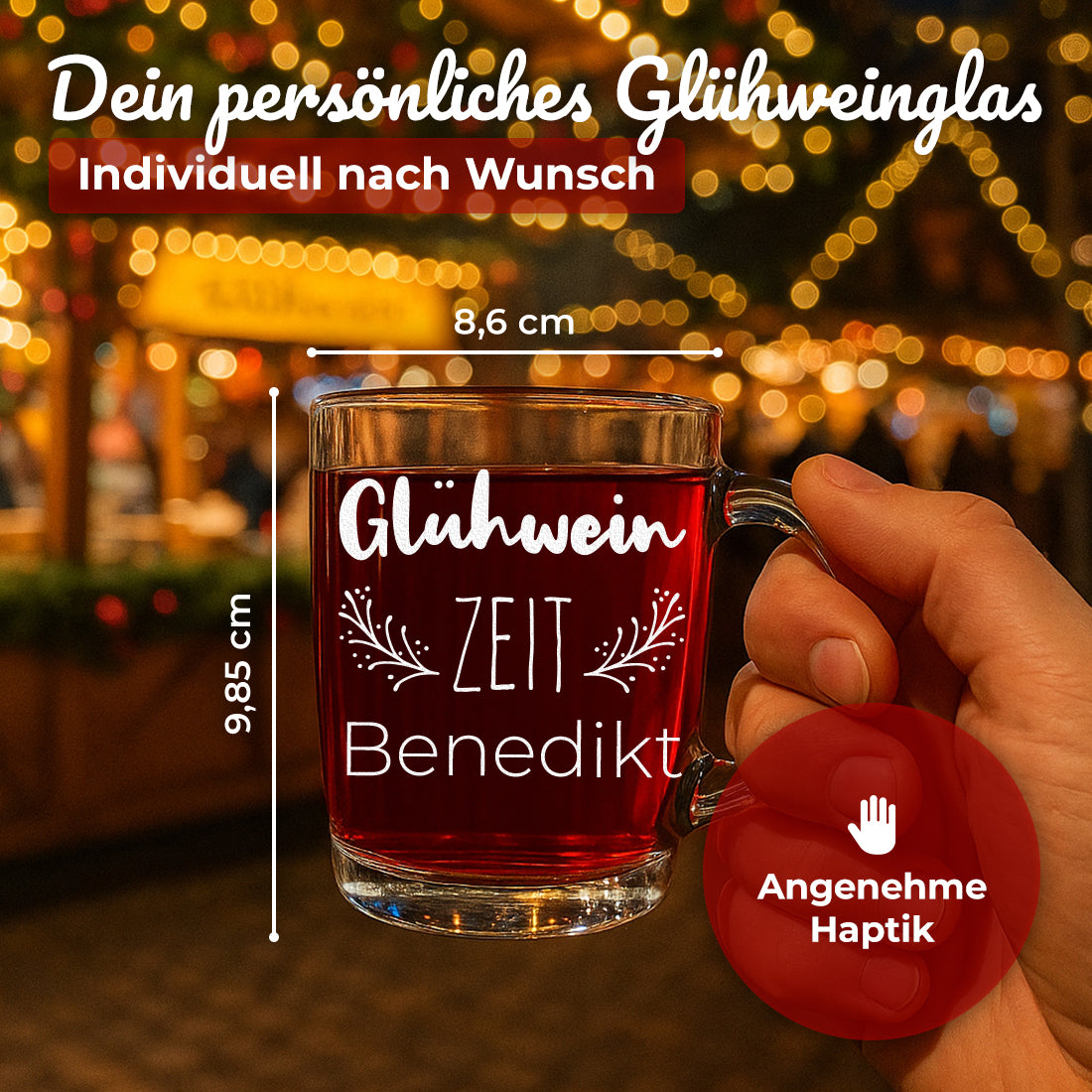 Glühweinglas mit Motiv Glühwein Zeit und Beispielgravur Benedikt in der Hand mit Maßangaben