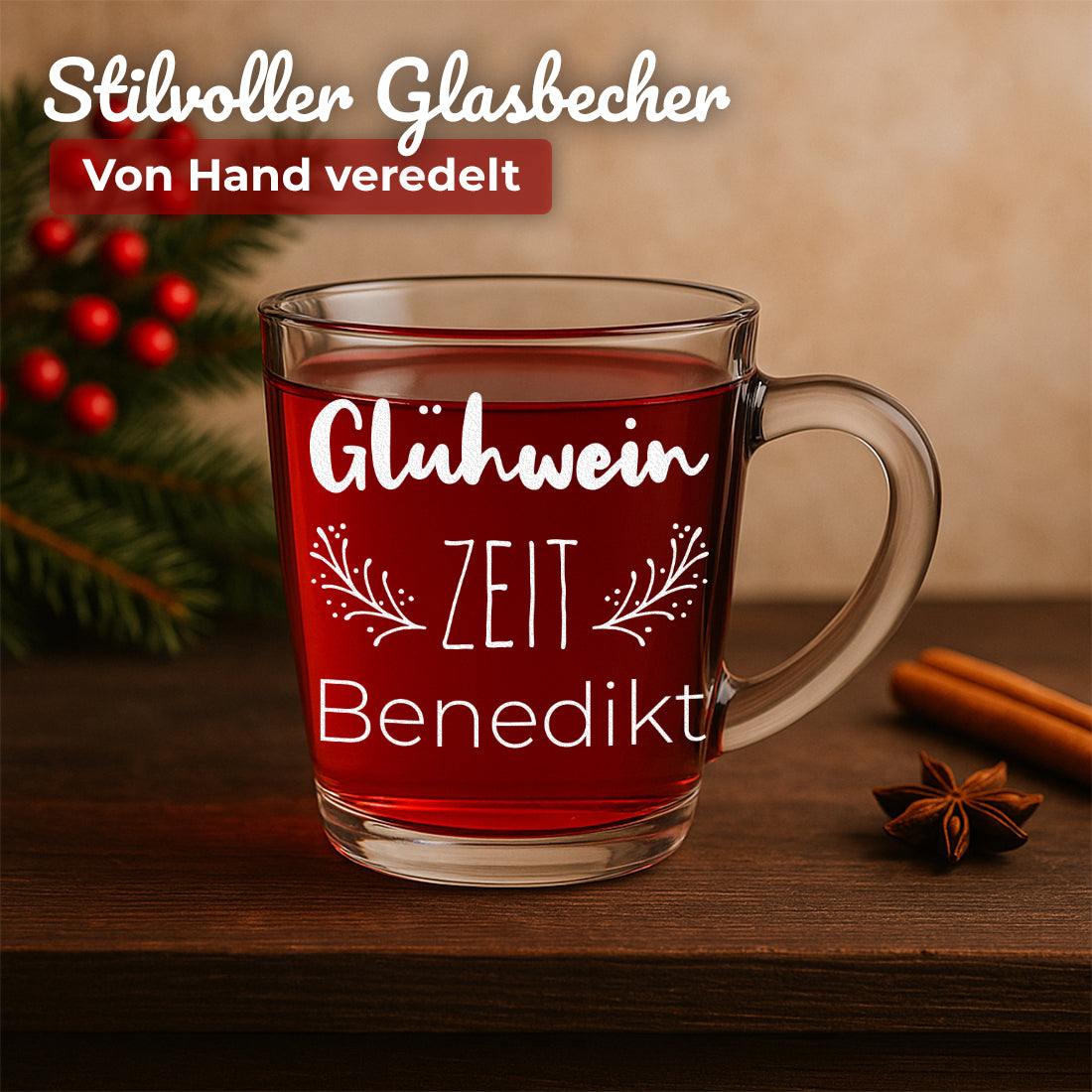 Glühweinglas mit Motiv Glühwein Zeit und Beispielgravur Benedikt auf einem weihnachtlichen Tisch
