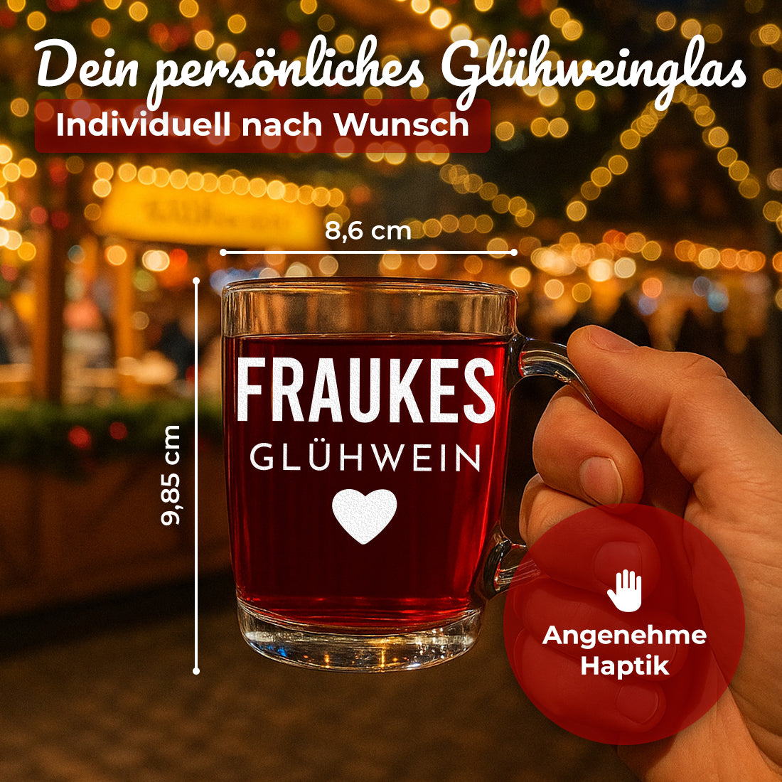 Glühweinglas mit Motiv Glühwein Herz und Beispielgravur Frauke in der Hand mit Maßangaben