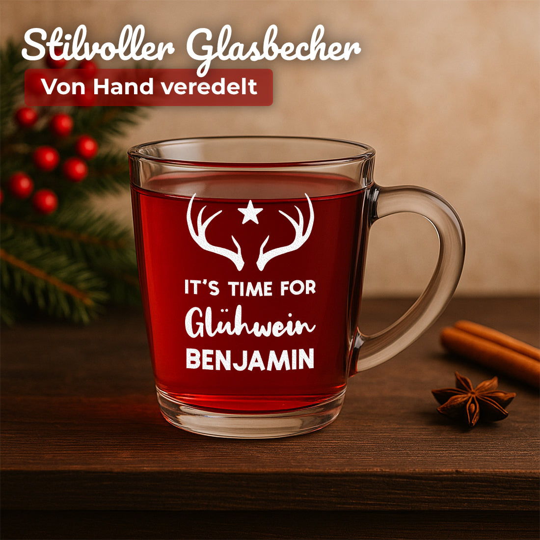Glühweinglas mit Motiv It’s time for Glühwein und Beispielgravur Benjamin auf einem weihnachtlichen Tisch
