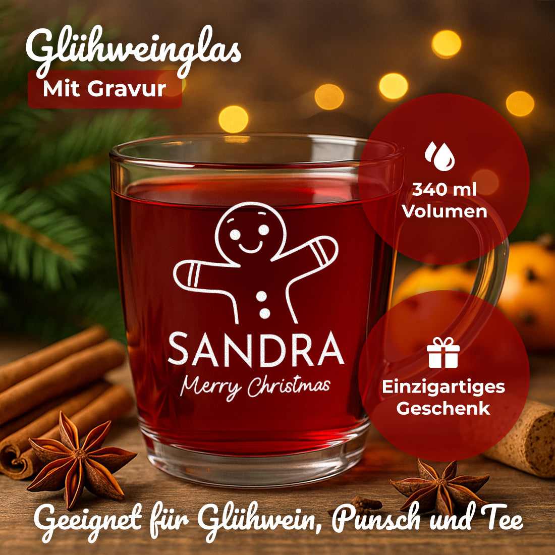 Glühweinglas mit Merry Christmas-Motiv und Beispielgravur Sandra in weihnachtlicher Szene