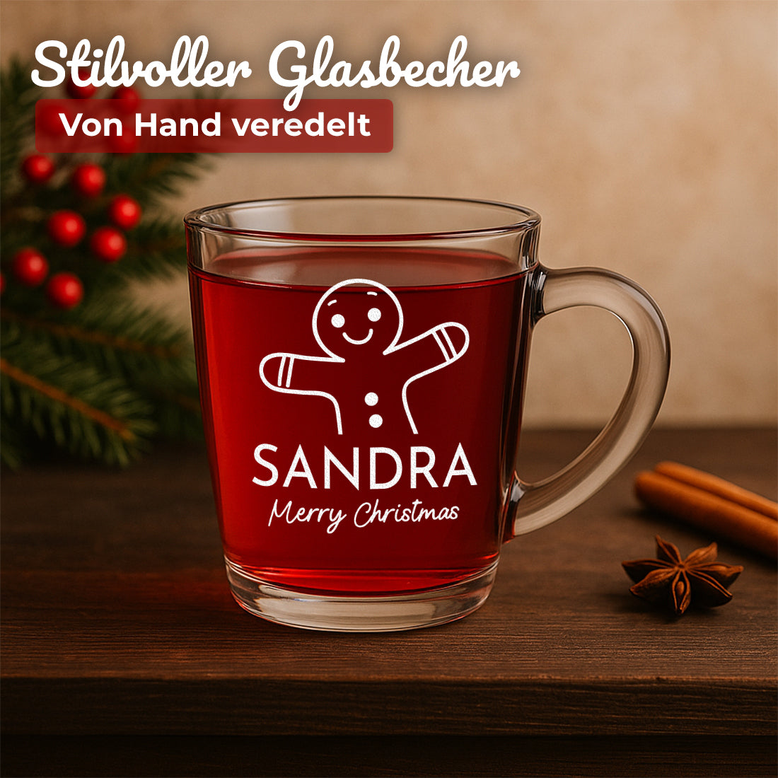Glühweinglas mit Motiv Merry Christmas und Beispielgravur Sandra auf einem weihnachtlichen Tisch