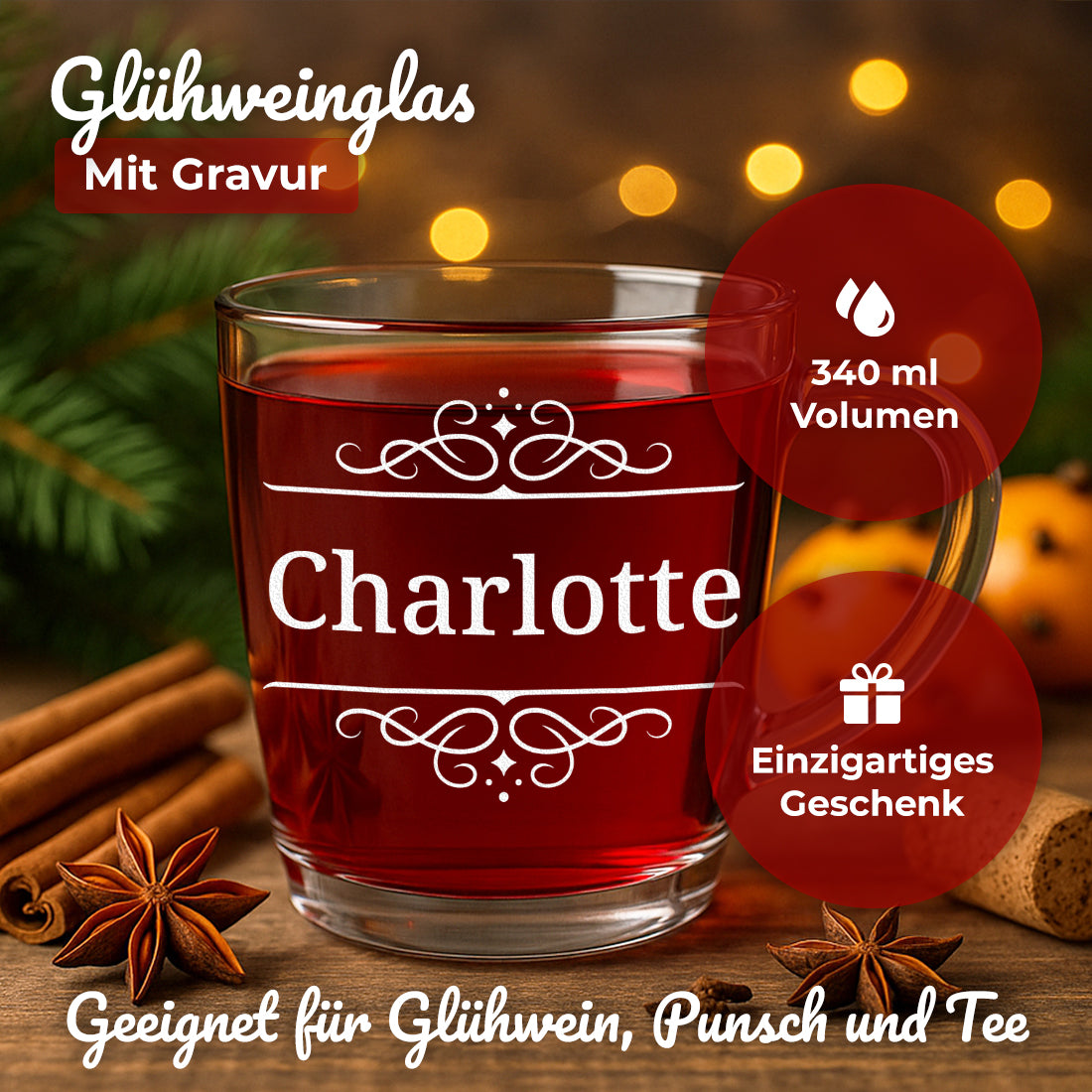 Glühweinglas mit Ornament-Motiv und Beispielgravur Charlotte in weihnachtlicher Szene