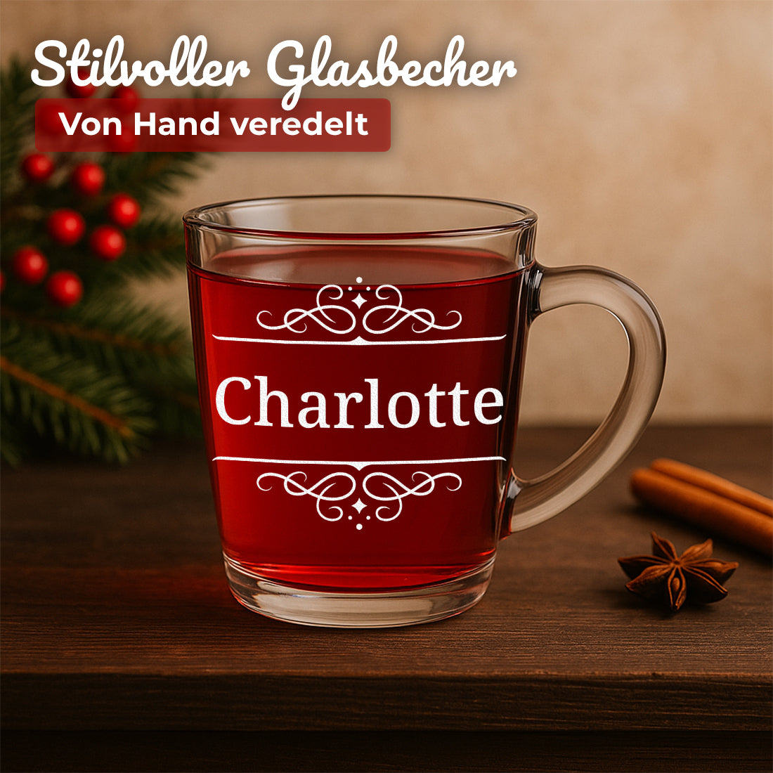 Glühweinglas mit Motiv Ornament und Beispielgravur Charlotte auf einem weihnachtlichen Tisch