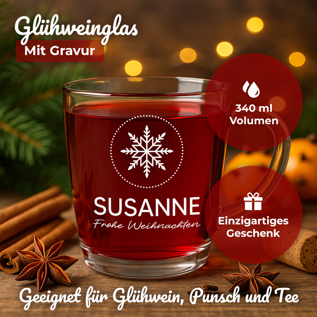 Glühweinglas mit Frohe Weihnachten-Motiv und Beispielgravur Susanne in weihnachtlicher Szene