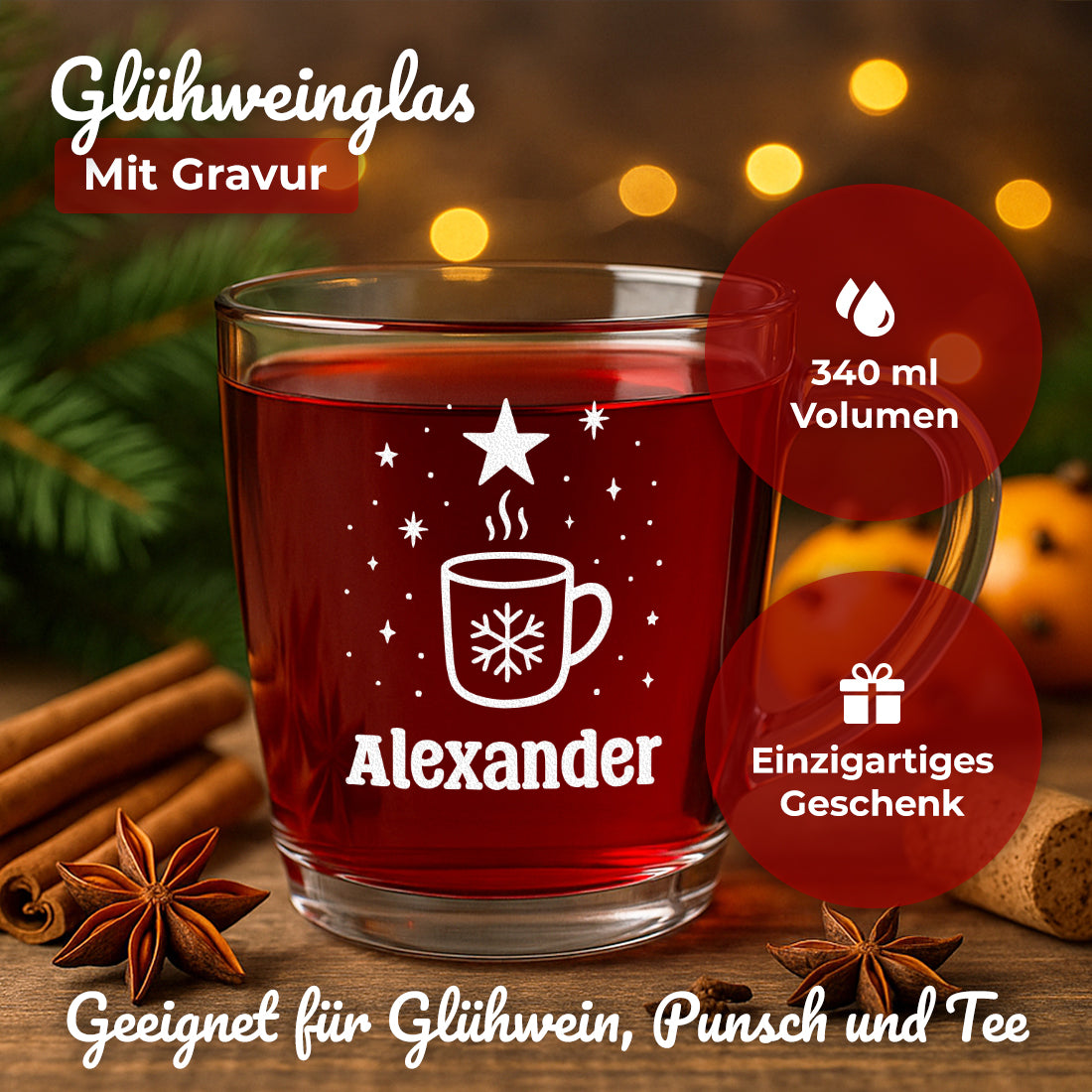Glühweinglas mit Glühweinbecher-Motiv und Beispielgravur Alexander in weihnachtlicher Szene