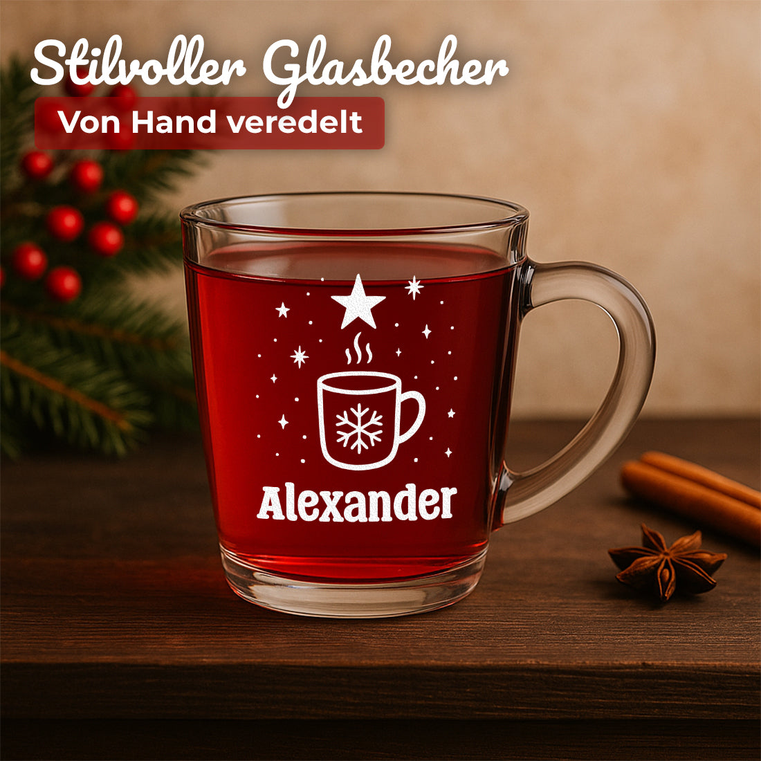 Glühweinglas mit Glühweinbecher-Motiv und Namensgravur auf einem weihnachtlichen Tisch