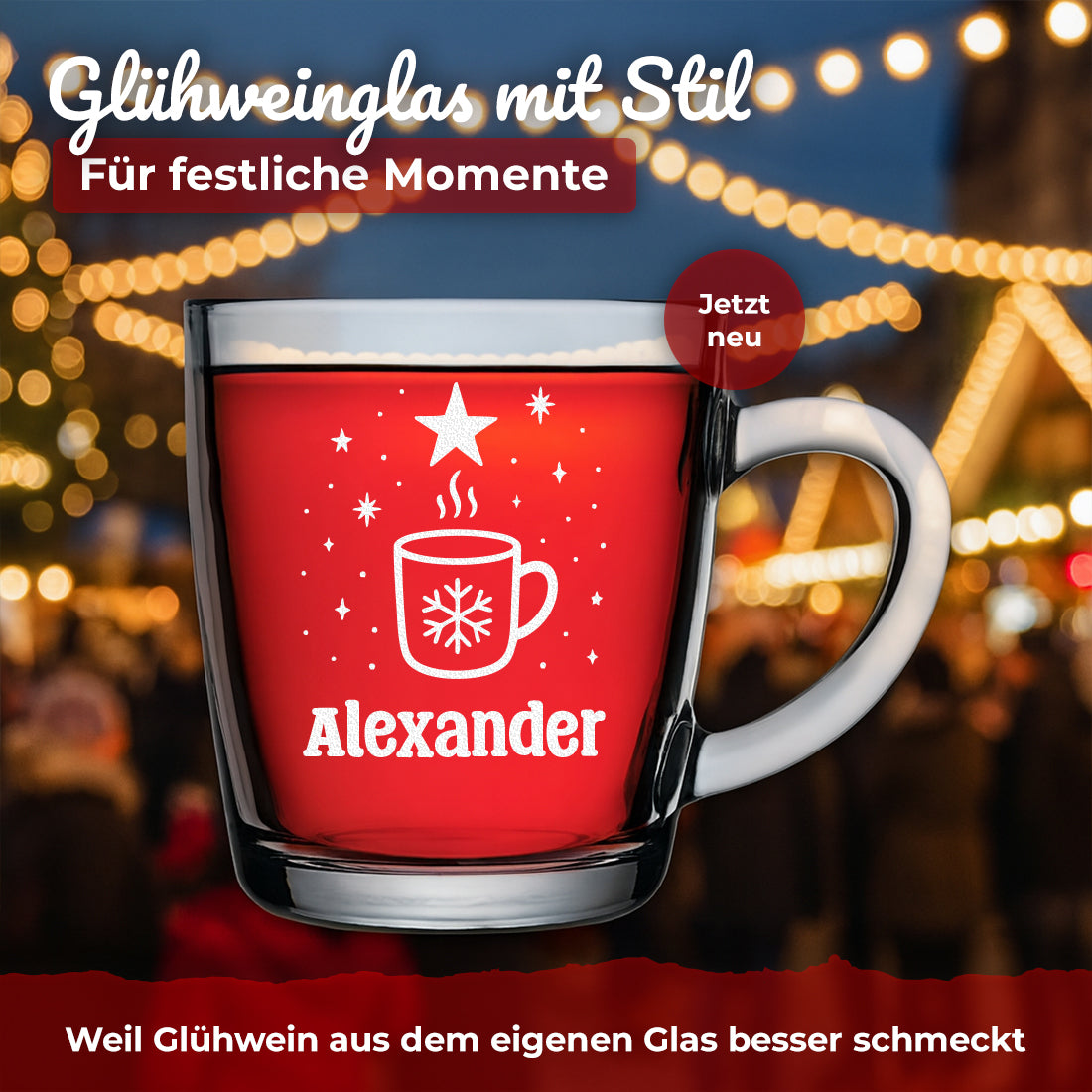 Glühweinglas mit Glühweinbecher-Motiv und Beispielgravur Alexander vor winterlichen Lichtern