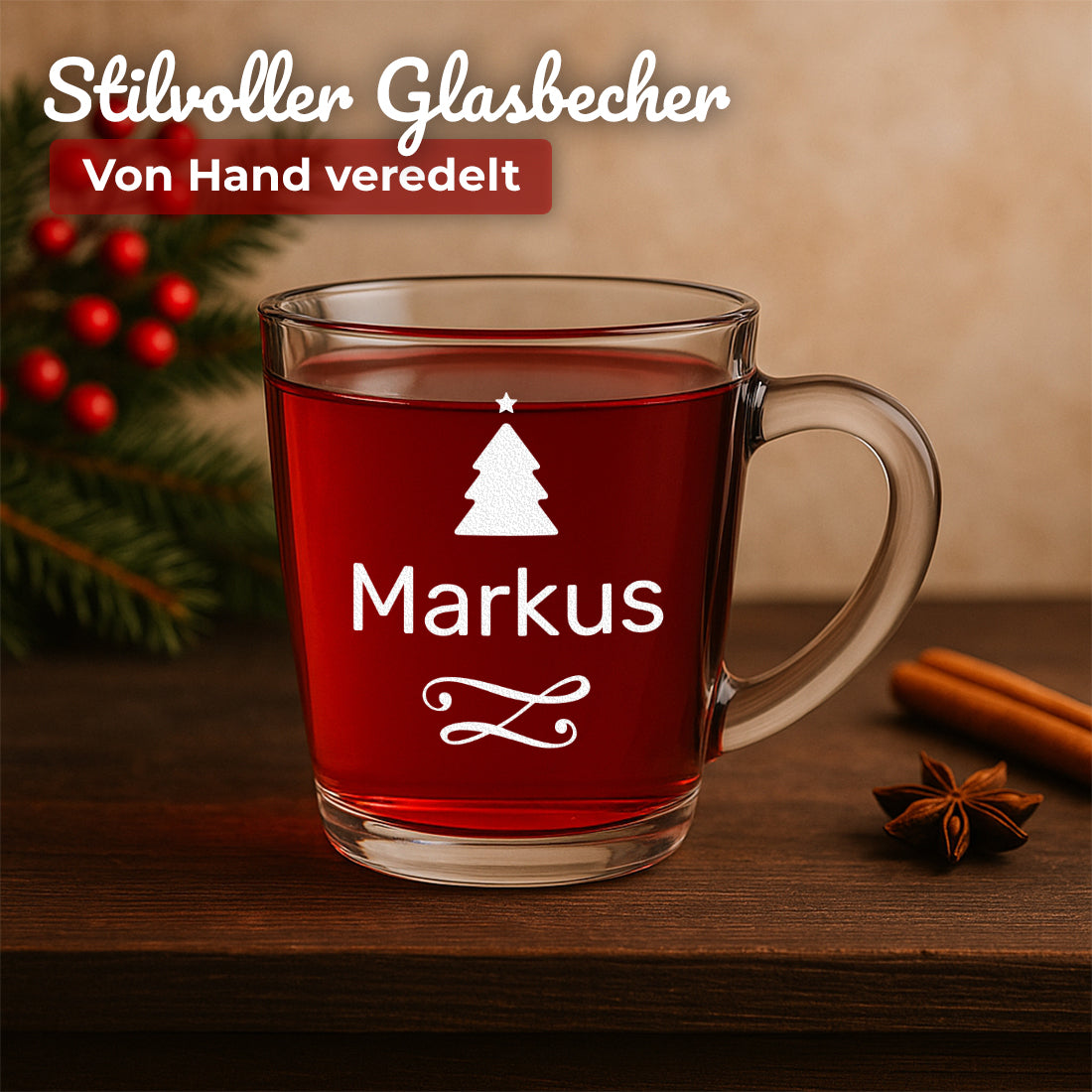 Glühweinglas mit Motiv Weihnachtsbaum und Beispielgravur Markus auf einem weihnachtlichen Tisch