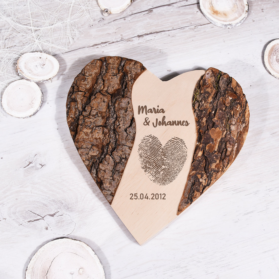Personalisiertes Holzherz mit Fingerabdruck-Gravur auf weißem Hintergrund, Produktfoto.