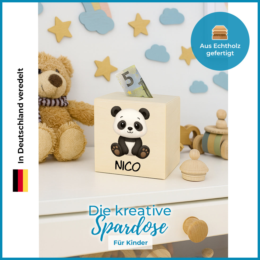 Holzspardose mit Panda und Beispielname Nico auf einem Regal im Kinderzimmer.