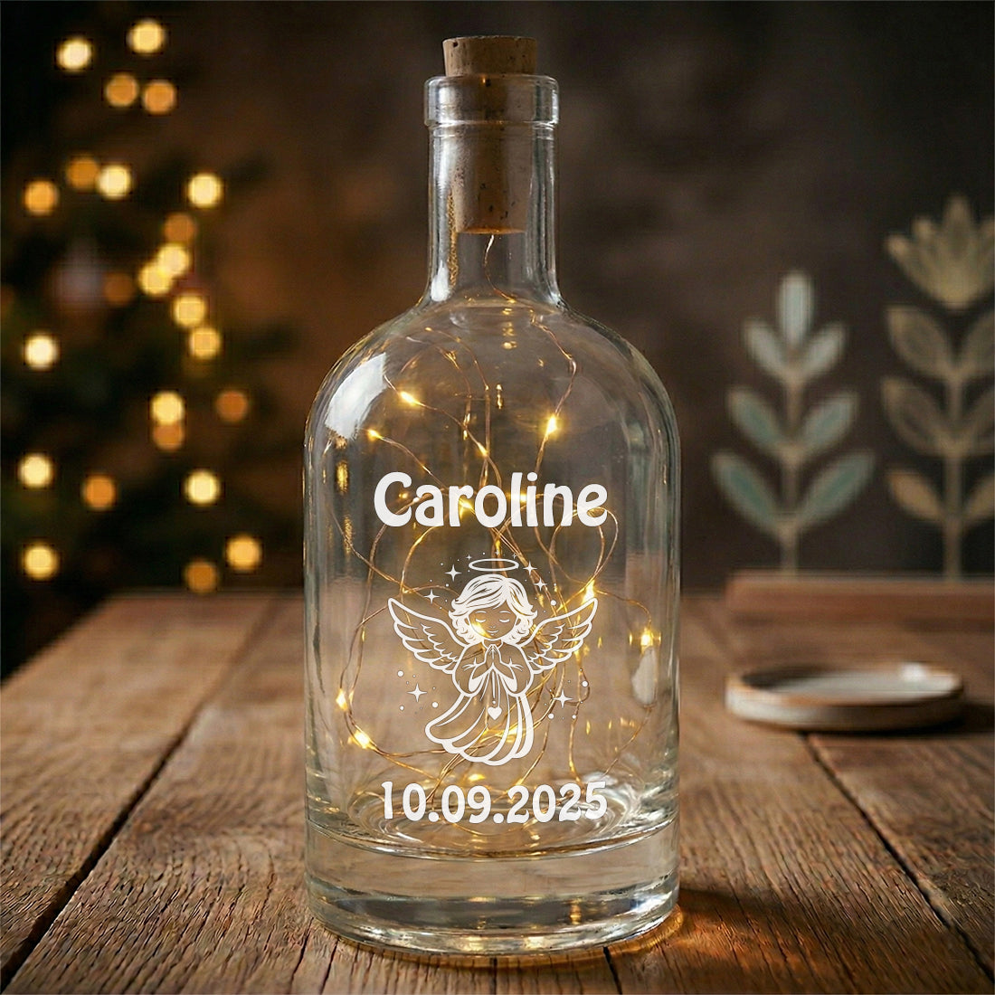 Beleuchtete Glasflasche mit individueller Gravur "Caroline", einem Kreuz-Symbol und Datum für Kommunion.