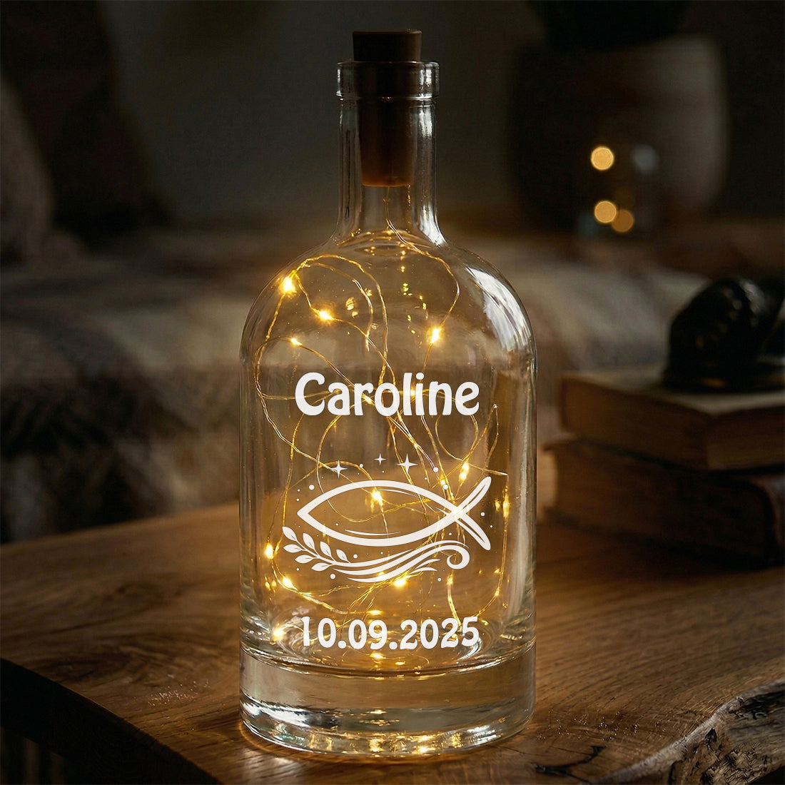 Personalisiertes LED-Flaschenlicht aus Glas mit Gravur "Caroline" und Fisch-Motiv sowie Datum zur Taufe.