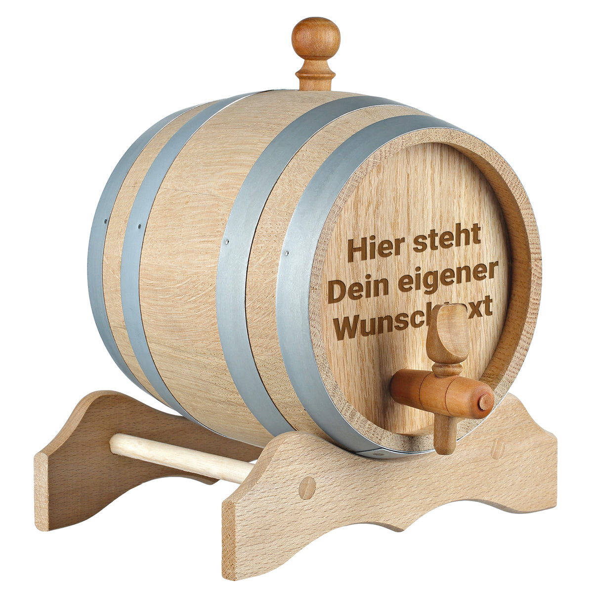 Nahaufnahme einer individuellen Laser-Gravur auf dem Fassboden eines Eichenfasses, die einen Namen und ein Datum zeigt.