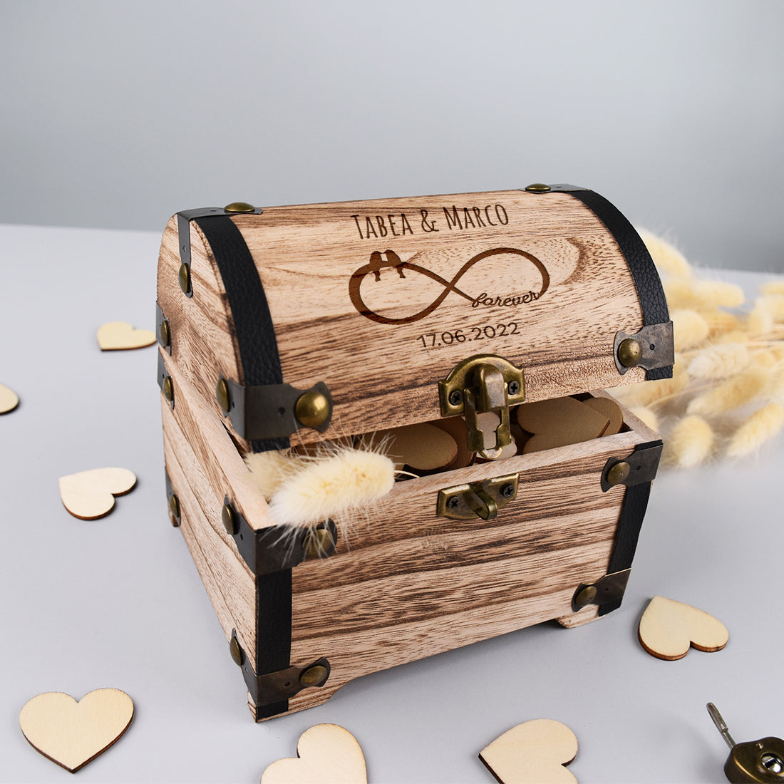 Geöffnete personalisierte Holz-Schatztruhe zur Hochzeit mit Gravur und Holzherzen